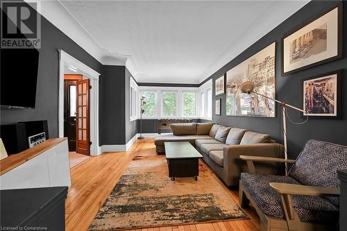 54 Barnesdale Avenue S, Hamilton, ON - Indoor Photo Showing Living Room