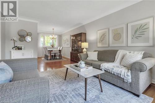 335 Meadowhill Road, Burlington, ON - Indoor Photo Showing Living Room