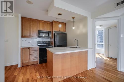 901 - 100 Hayden Street, Toronto, ON - Indoor Photo Showing Kitchen