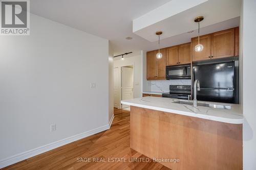 901 - 100 Hayden Street, Toronto, ON - Indoor Photo Showing Kitchen