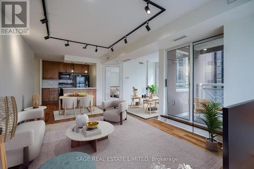 901 - 100 Hayden Street, Toronto, ON - Indoor Photo Showing Living Room