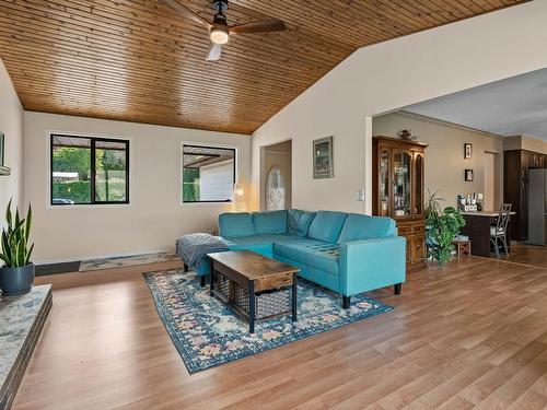 509 Durango Drive, Kamloops, BC - Indoor Photo Showing Living Room