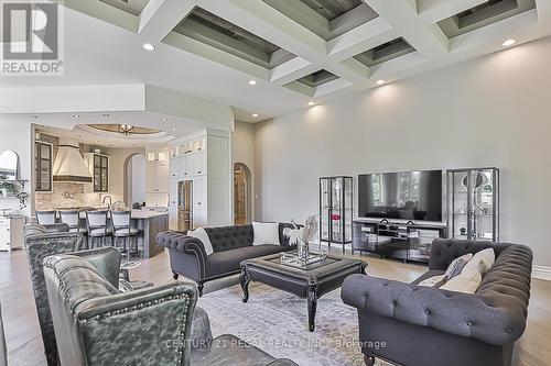 16 Lake Woods Drive, Whitchurch-Stouffville, ON - Indoor Photo Showing Living Room