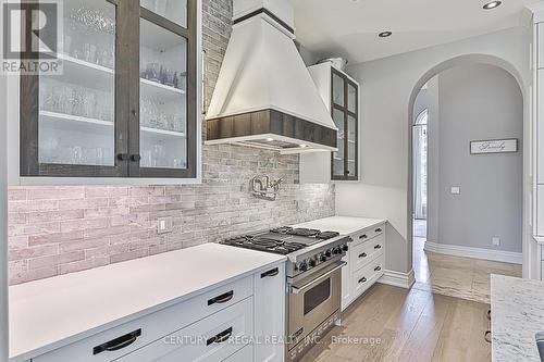 16 Lake Woods Drive, Whitchurch-Stouffville, ON - Indoor Photo Showing Kitchen With Upgraded Kitchen