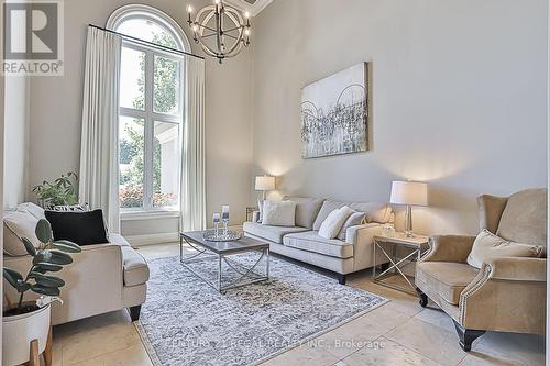 16 Lake Woods Drive, Whitchurch-Stouffville, ON - Indoor Photo Showing Living Room