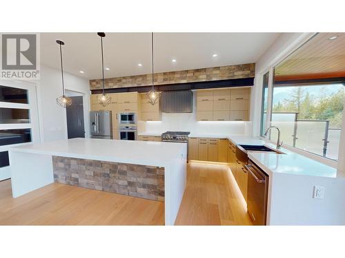 31 Mammoth  Drive, Fernie, BC - Indoor Photo Showing Kitchen With Upgraded Kitchen