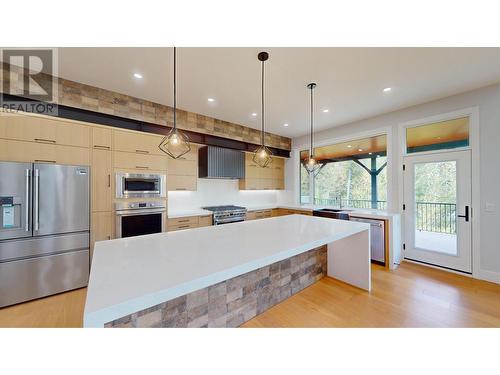 31 Mammoth  Drive, Fernie, BC - Indoor Photo Showing Kitchen