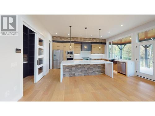 31 Mammoth  Drive, Fernie, BC - Indoor Photo Showing Kitchen