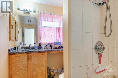 5989 Meadowglen Drive, Ottawa, ON - Indoor Photo Showing Bathroom