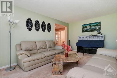 5989 Meadowglen Drive, Ottawa, ON - Indoor Photo Showing Living Room