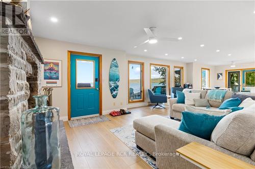 30 Water Street, South Bruce Peninsula, ON - Indoor Photo Showing Living Room