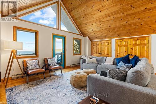 30 Water Street, South Bruce Peninsula, ON - Indoor Photo Showing Living Room