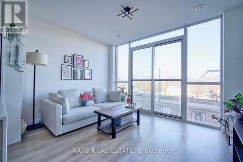 403 - 899 Queen Street E, Toronto, ON - Indoor Photo Showing Living Room