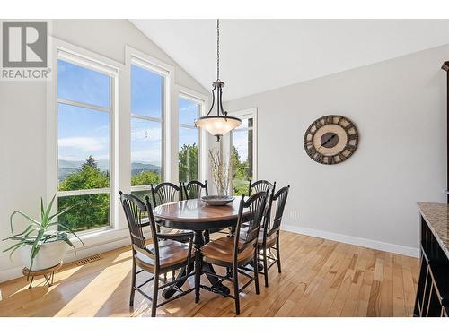 2707 Cliffshore Drive, Lake Country, BC - Indoor Photo Showing Dining Room