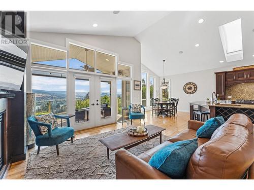 2707 Cliffshore Drive, Lake Country, BC - Indoor Photo Showing Living Room