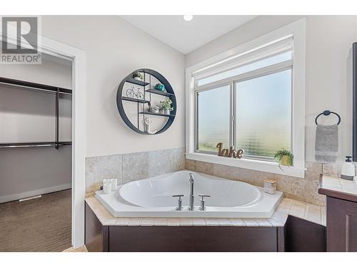 2707 Cliffshore Drive, Lake Country, BC - Indoor Photo Showing Bathroom