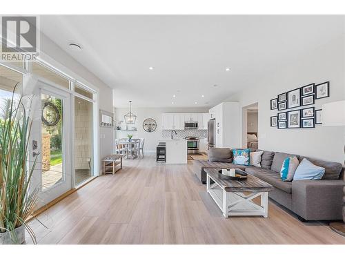 2707 Cliffshore Drive, Lake Country, BC - Indoor Photo Showing Living Room