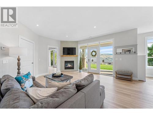 2707 Cliffshore Drive, Lake Country, BC - Indoor Photo Showing Living Room With Fireplace