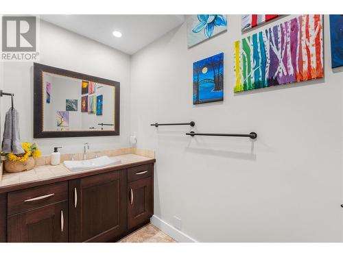 2707 Cliffshore Drive, Lake Country, BC - Indoor Photo Showing Bathroom