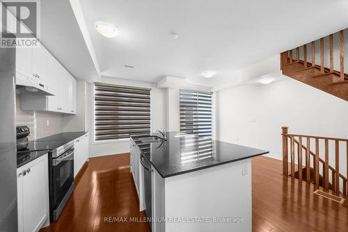 71 Holyrood Crescent, Vaughan, ON - Indoor Photo Showing Kitchen