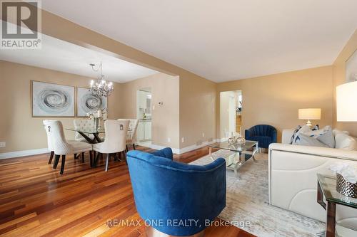 30 Elmpark Court, Richmond Hill, ON - Indoor Photo Showing Living Room