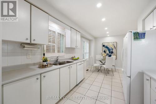 30 Elmpark Court, Richmond Hill, ON - Indoor Photo Showing Kitchen With Double Sink