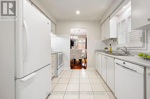 30 Elmpark Court, Richmond Hill, ON - Indoor Photo Showing Kitchen With Double Sink