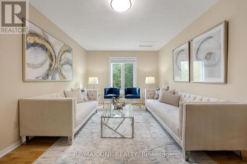 30 Elmpark Court, Richmond Hill, ON - Indoor Photo Showing Living Room