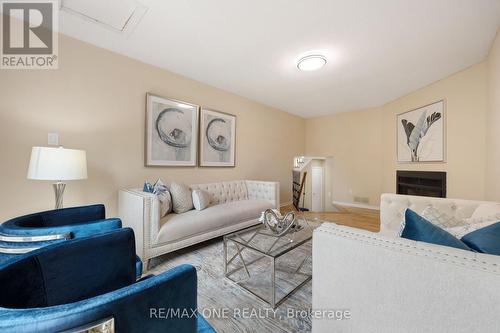 30 Elmpark Court, Richmond Hill, ON - Indoor Photo Showing Living Room