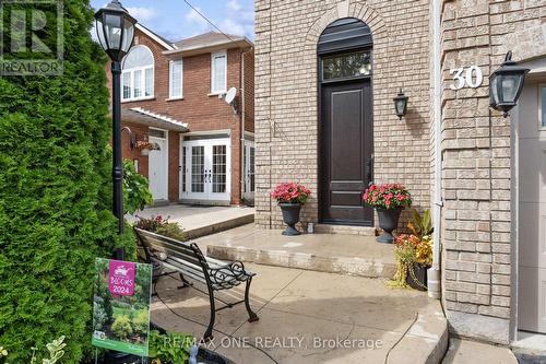 30 Elmpark Court, Richmond Hill, ON - Outdoor