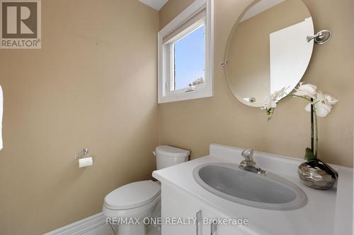 30 Elmpark Court, Richmond Hill, ON - Indoor Photo Showing Bathroom