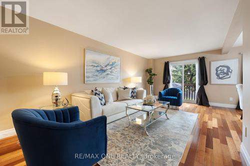 30 Elmpark Court, Richmond Hill, ON - Indoor Photo Showing Living Room