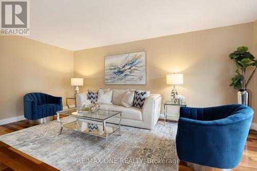 30 Elmpark Court, Richmond Hill, ON - Indoor Photo Showing Living Room