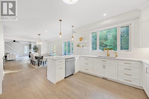 38 Lilac Lane, Springwater, ON - Indoor Photo Showing Kitchen With Upgraded Kitchen