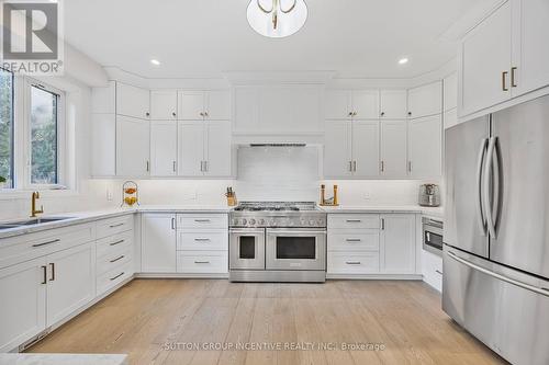 38 Lilac Lane, Springwater, ON - Indoor Photo Showing Kitchen With Upgraded Kitchen