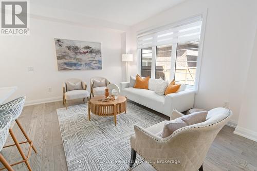 4009 Sixth Line, Oakville, ON - Indoor Photo Showing Living Room