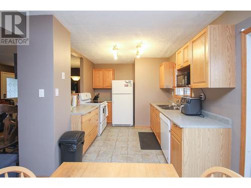 9212 6 Street, Dawson Creek, BC - Indoor Photo Showing Kitchen With Double Sink