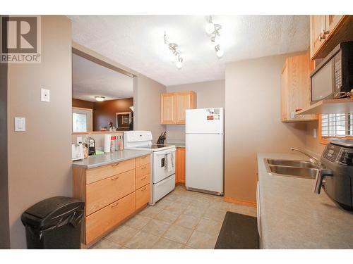 9212 6 Street, Dawson Creek, BC - Indoor Photo Showing Kitchen With Double Sink