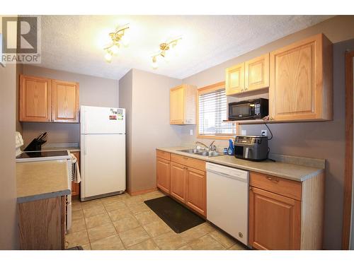 9212 6 Street, Dawson Creek, BC - Indoor Photo Showing Kitchen With Double Sink