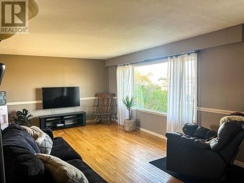 9212 6 Street, Dawson Creek, BC - Indoor Photo Showing Living Room