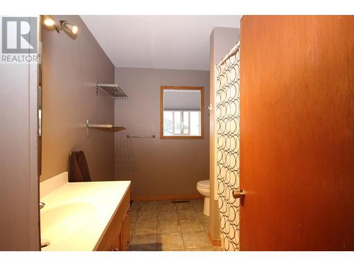 9212 6 Street, Dawson Creek, BC - Indoor Photo Showing Bathroom