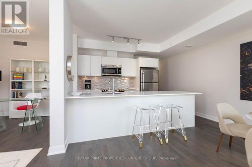 403 - 1815 Yonge Street, Toronto, ON - Indoor Photo Showing Kitchen