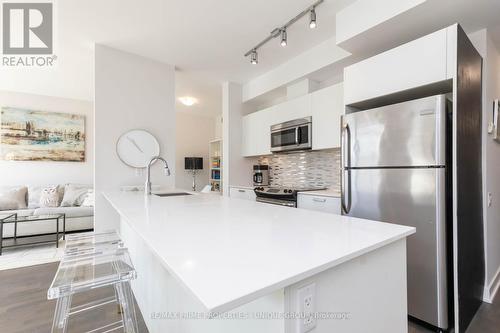 403 - 1815 Yonge Street, Toronto, ON - Indoor Photo Showing Kitchen With Upgraded Kitchen