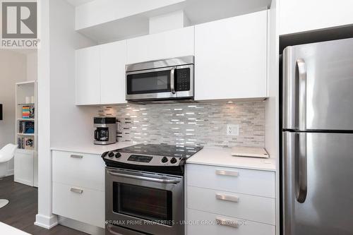 403 - 1815 Yonge Street, Toronto, ON - Indoor Photo Showing Kitchen With Upgraded Kitchen