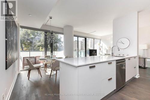 403 - 1815 Yonge Street, Toronto, ON - Indoor Photo Showing Kitchen