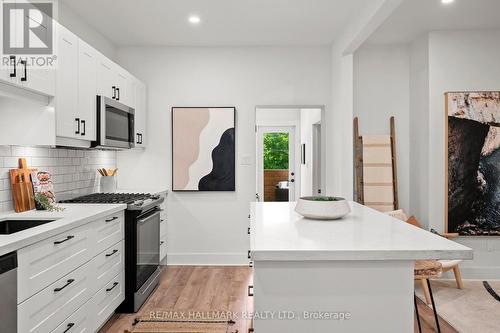 327 Kenilworth Avenue, Toronto, ON - Indoor Photo Showing Kitchen With Upgraded Kitchen