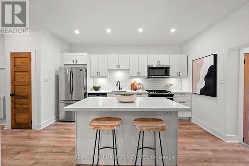 327 Kenilworth Avenue, Toronto, ON - Indoor Photo Showing Kitchen With Upgraded Kitchen