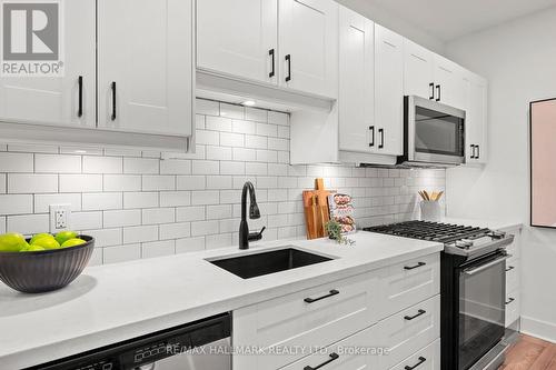 327 Kenilworth Avenue, Toronto, ON - Indoor Photo Showing Kitchen With Upgraded Kitchen