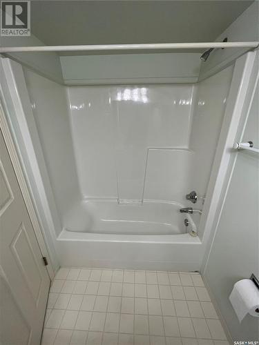 105 301 Cree Crescent, Saskatoon, SK - Indoor Photo Showing Bathroom