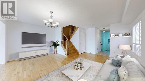 96 Four Seasons Crescent, Newmarket, ON - Indoor Photo Showing Living Room